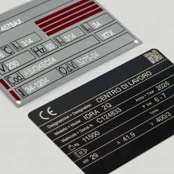 Comparison of dot peen micropercussion and laser marking on metal nameplates, with deep engraving and high-precision marking for Data Matrix, QR codes, texts and logos in industrial identification.